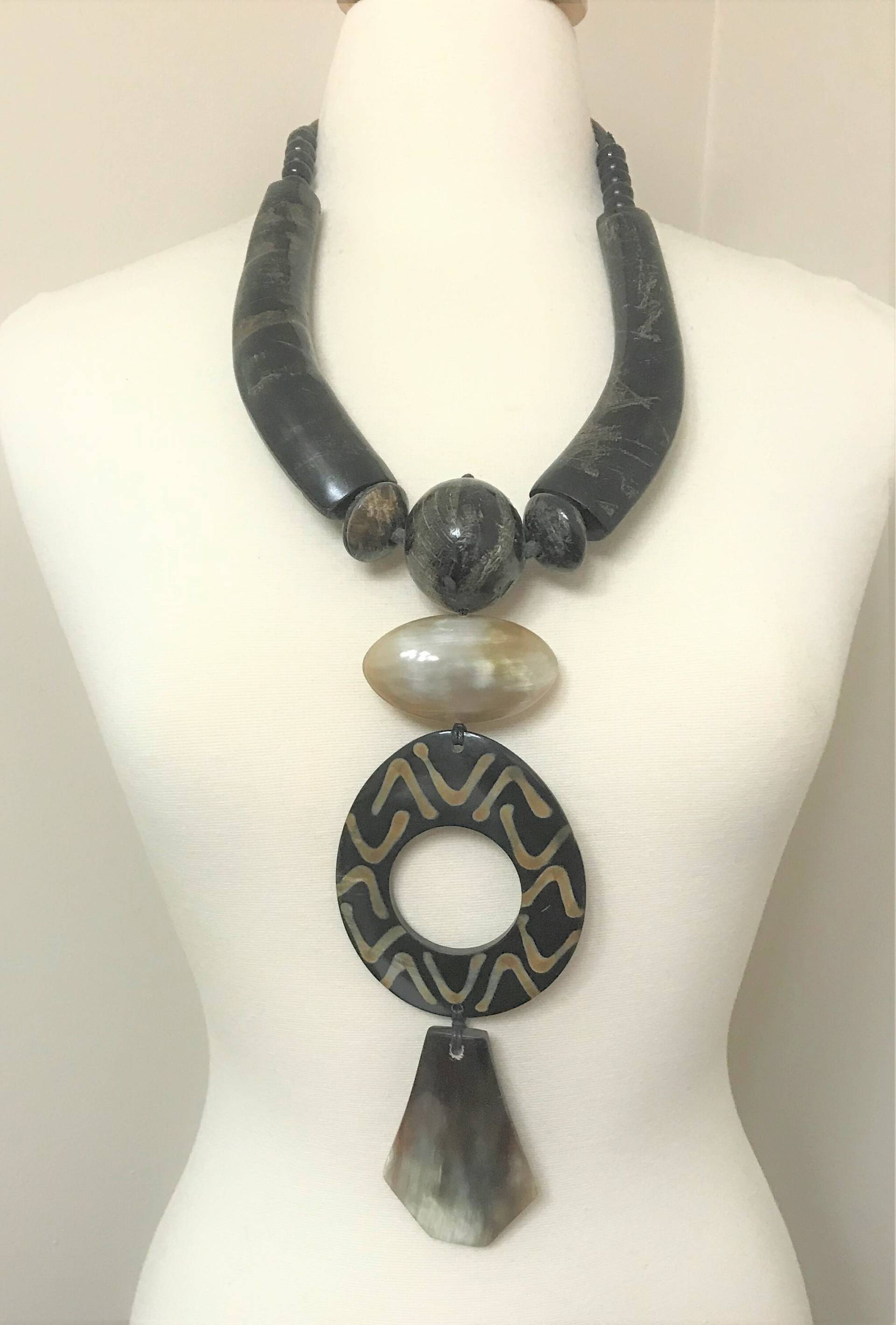 Wunderschöne Designer Monies Stil Statement Große Buffalo Horn Halskette von MaggieKarajianDesign