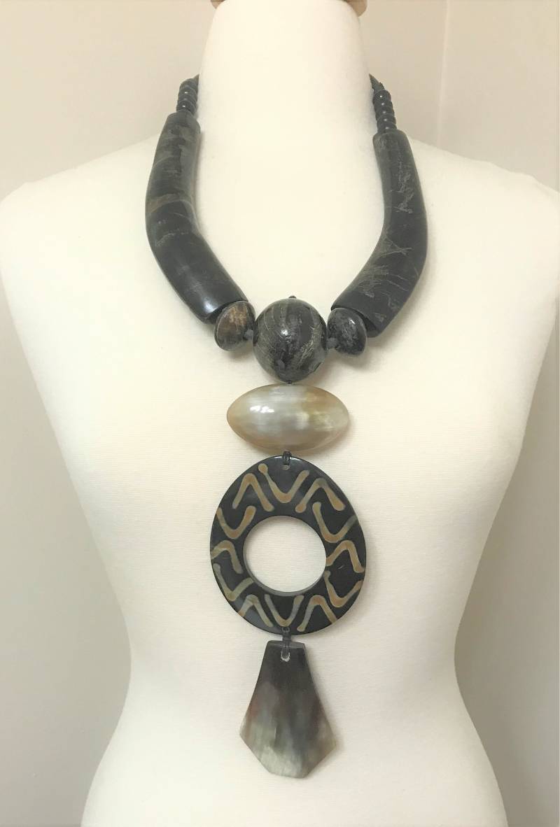 Wunderschöne Designer Monies Stil Statement Große Buffalo Horn Halskette von MaggieKarajianDesign
