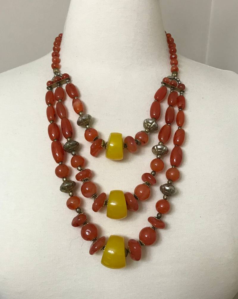 Wunderschöne Multi Strand Vintage Bernstein Harz Halskette von MaggieKarajianDesign