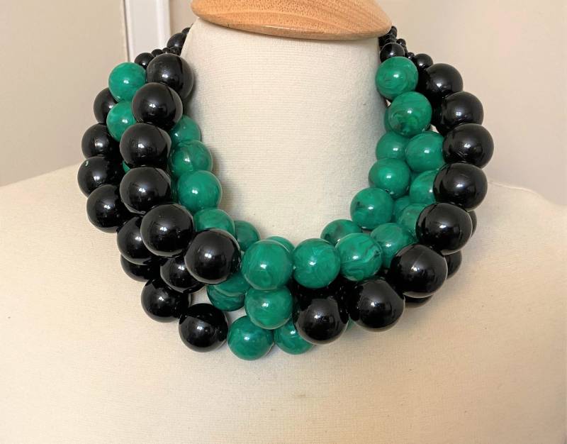 Wunderschöne Multi-Strang Schwarz & Grün Resin Perlen Halskette Angela Caputi Style von MaggieKarajianDesign