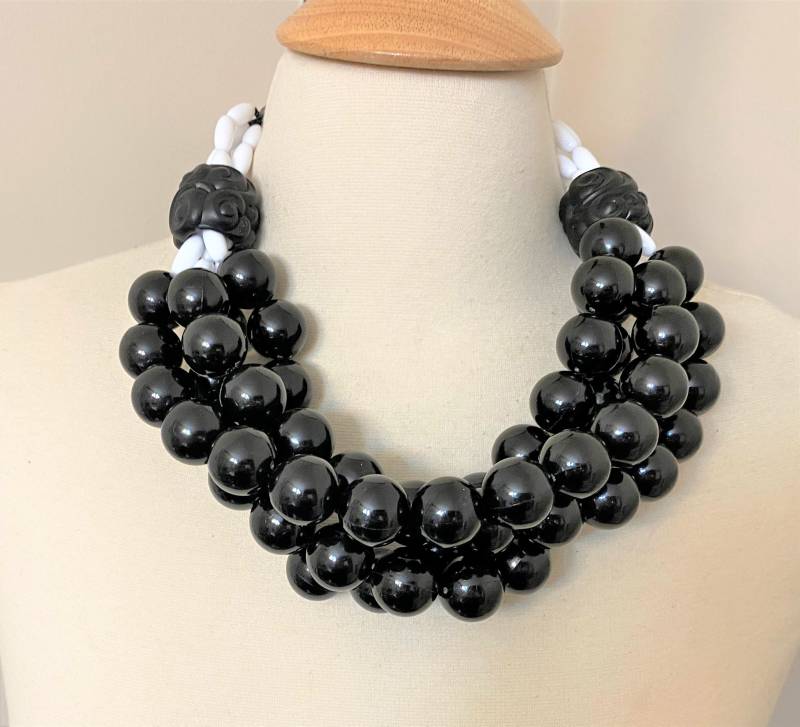 Wunderschöne Multi-Strang Schwarz & Weiß Resin Perlen Halskette Angela Caputi Style von MaggieKarajianDesign
