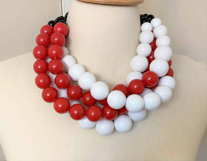Wunderschöne Multi-Strang Weiß & Rot Resin Perlen Halskette Angela Caputi Style von MaggieKarajianDesign