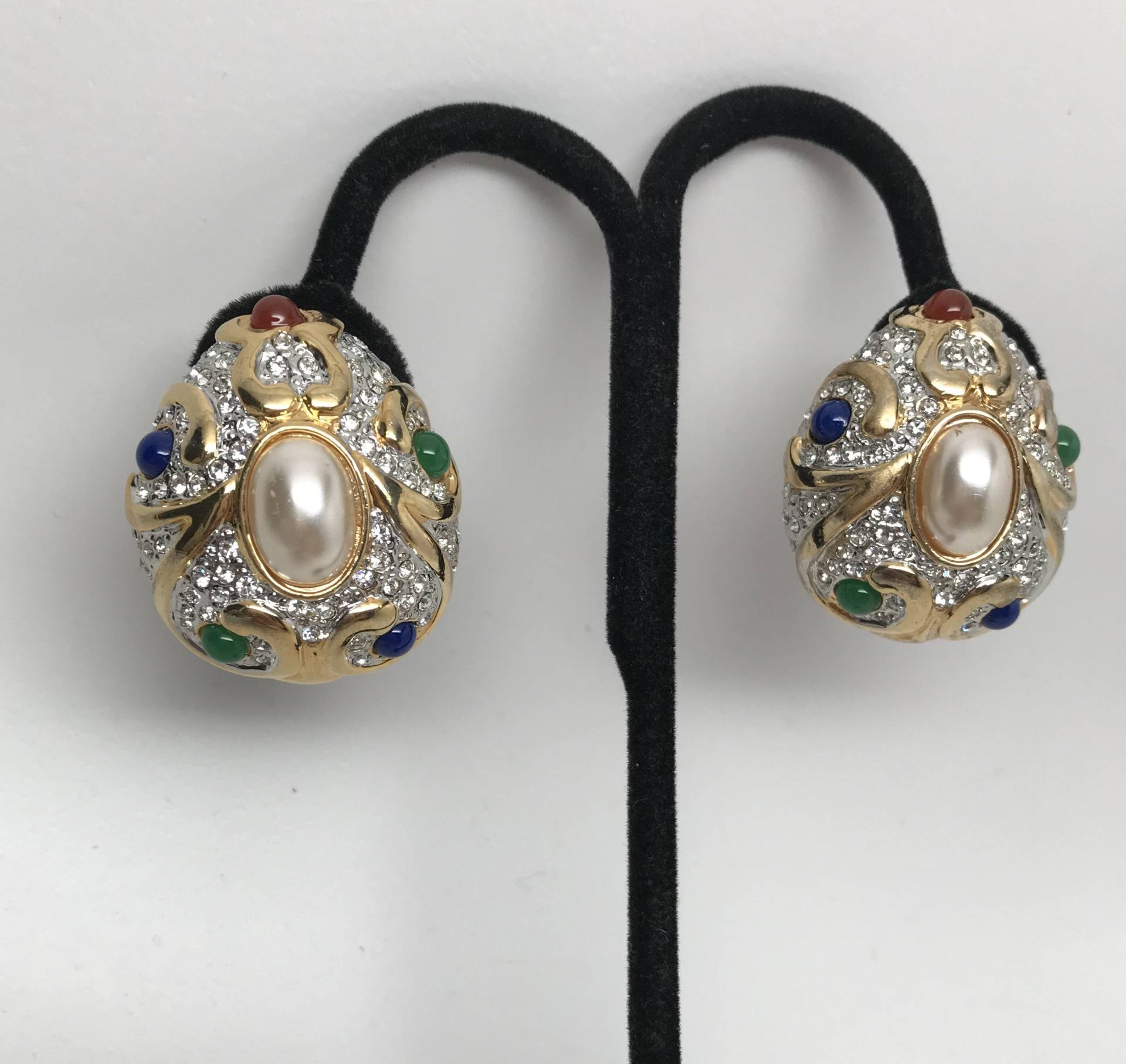 Wunderschöne Vintage Faux Perle & Multi Color Cabochon Strass Clip Auf Ohrringe von MaggieKarajianDesign
