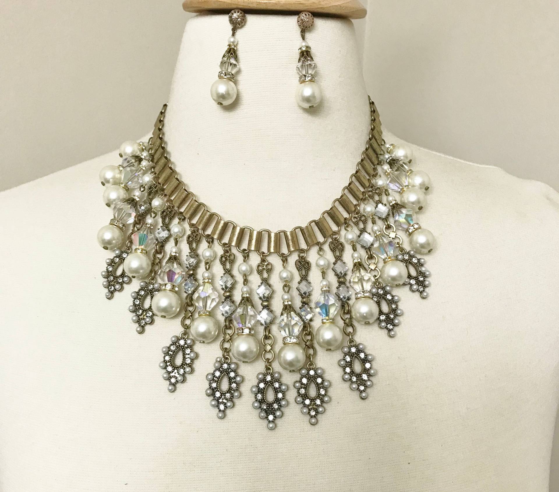 Wunderschöne Vintage Faux Perle & Strass Fransen Lätzchen Halskette Ohrringe Set von MaggieKarajianDesign