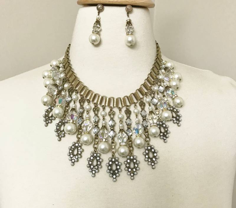 Wunderschöne Vintage Faux Perle & Strass Fransen Lätzchen Halskette Ohrringe Set von MaggieKarajianDesign