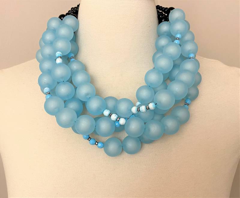 Wunderschöne Weiche Blaue Acrylperlen Mit Strass-Statement-Halskette von MaggieKarajianDesign