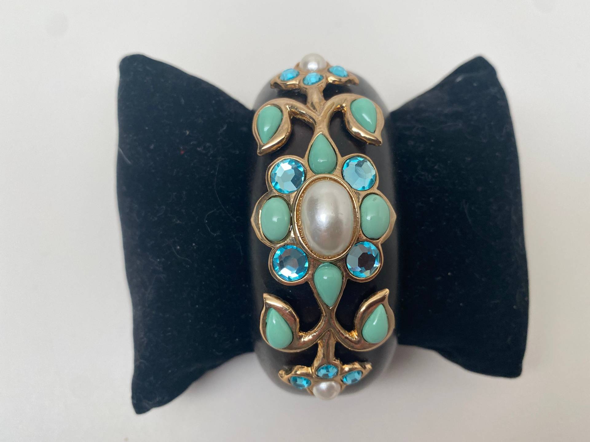 Wunderschöner Edler Holz Armreif Mit Blauen Strasssteinen & Kunstperlen Cabochon Armband Wunderschöner Edler Holz Armreif Mit Blauen Strasssteinen & Kunstperlen Cabochon Armband von MaggieKarajianDesign
