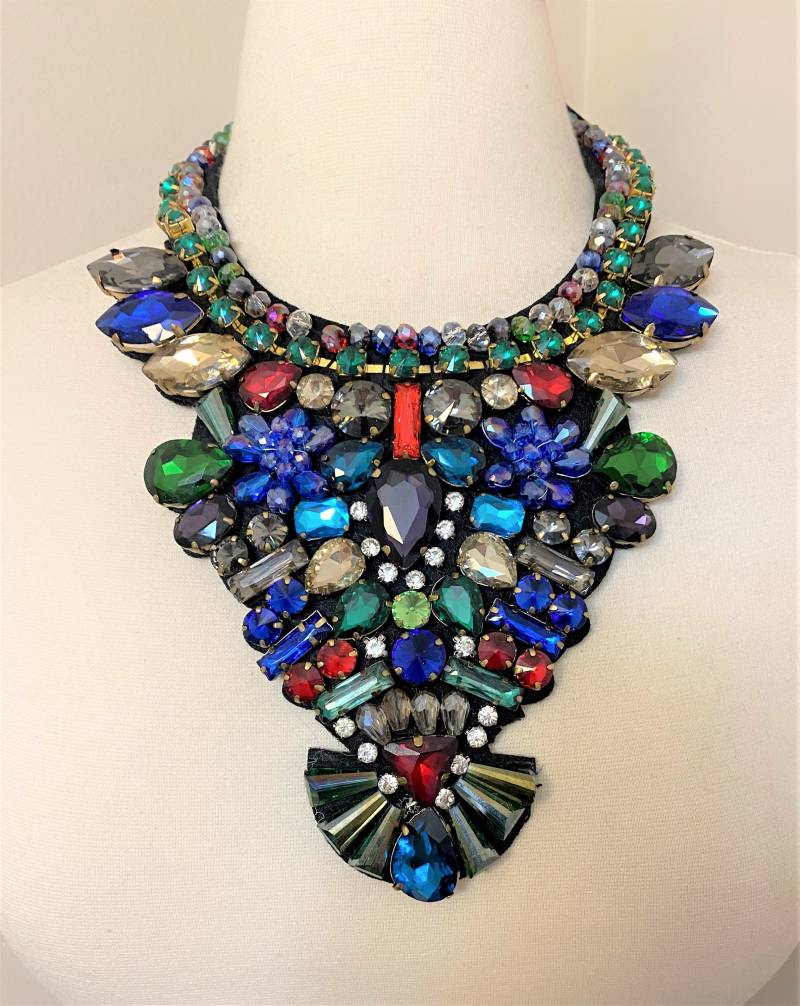 Wunderschöne Riesige Strass Multi Color Bib Halskette von MaggieKarajianDesign