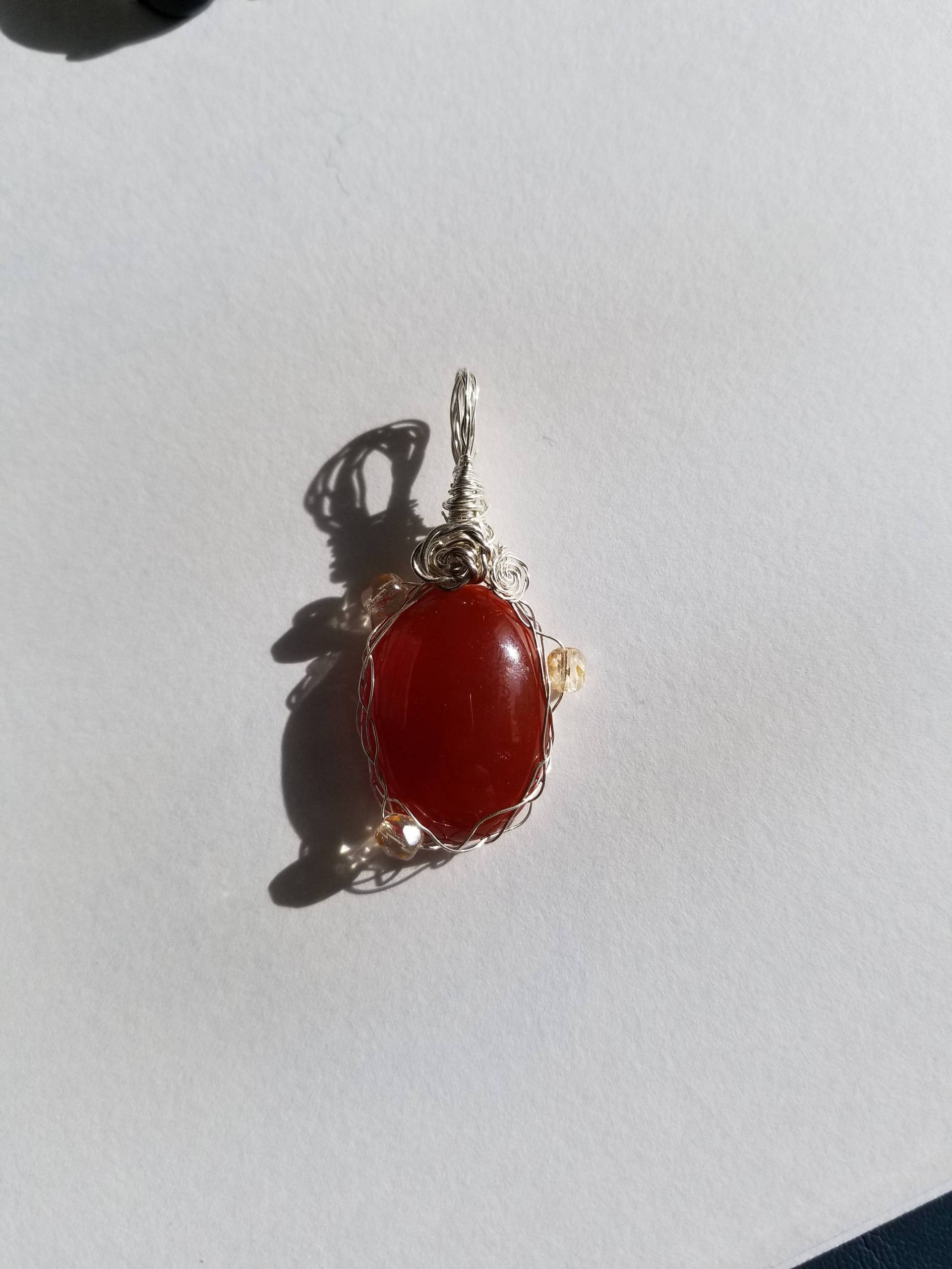 Karneol Achat in Sterling Silber Akzentuiert Mit Orangefarbenen Perlen Gewickelt Karneol Achat in Sterling Silber Akzentuiert Mit Orangefarbenen Perlen Gewickelt von MaggieMakesJewelry