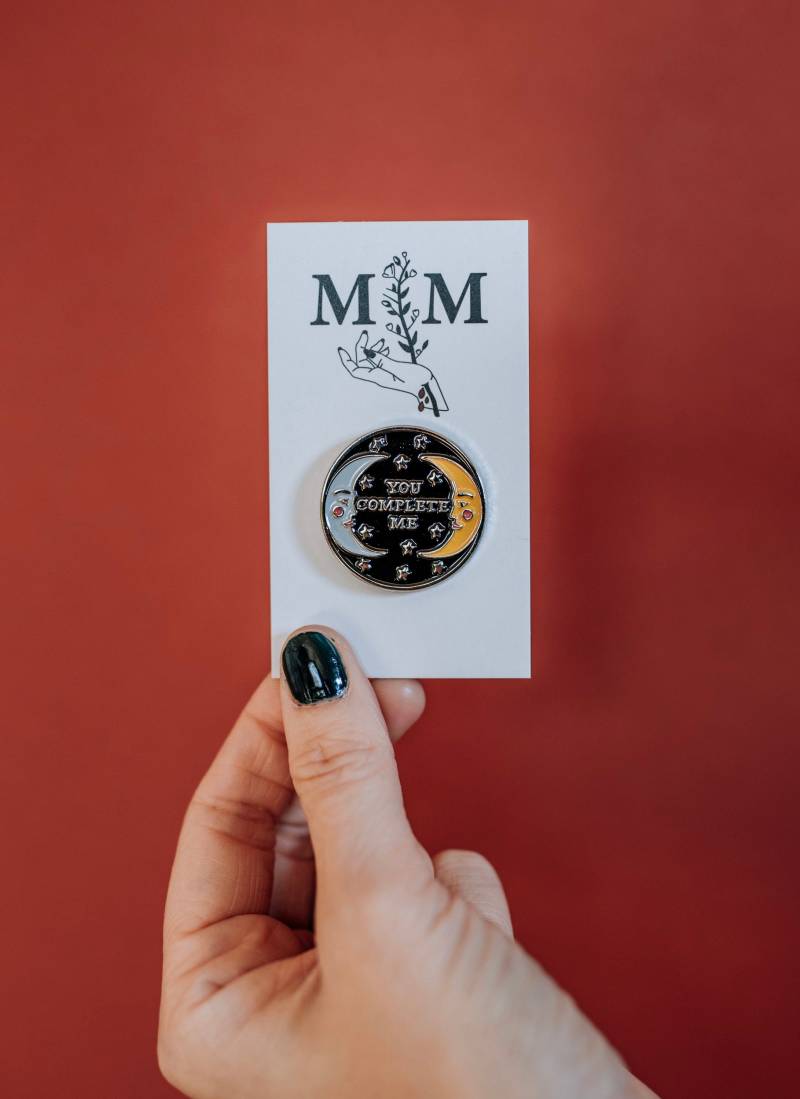 Sie Vervollständigen Mich - Emaille Pin | Paar Stift Freundschaftsnadel Beziehung Mond-Pin von MaggieMartinArtwork