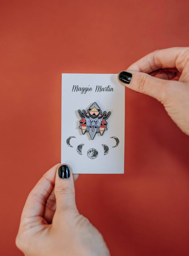 Triade - Emaille Pin | Totenkopf Bison Triade - Emaille Pin | Totenkopf Bison von MaggieMartinArtwork