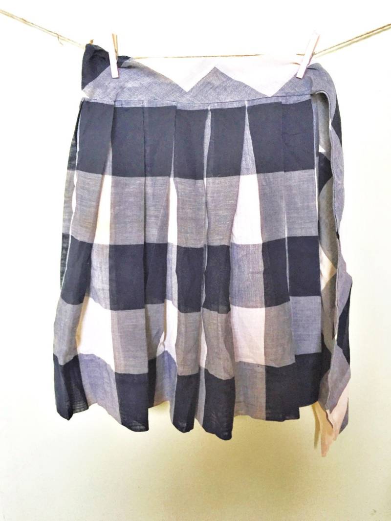 1960Er Jahre Handgemachte Schwarz Und Weiß Kariert Vintage Schürze 1960Er Jahre Handgemachte Schwarz Und Weiß Kariert Vintage Schürze von MaggieMayed
