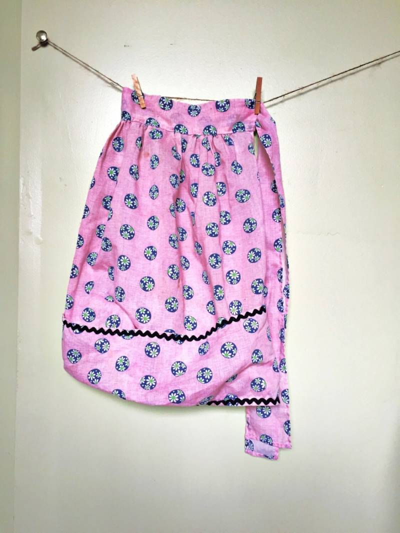 1960Er Jahre Handgemachte Vintage Rosa Blumen Schürze 1960Er Jahre Handgemachte Vintage Rosa Blumen Schürze von MaggieMayed
