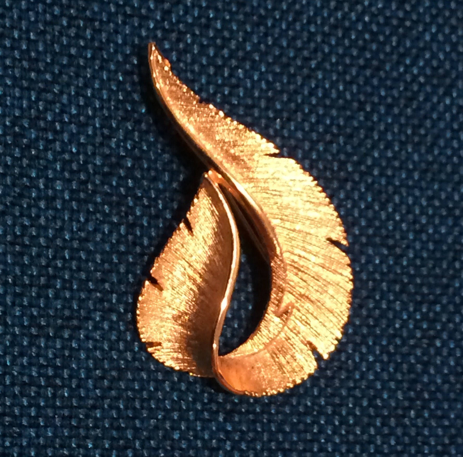 Vintage Spät-60Er Jahre Feder Brite Brosche Sarah Coventry Goldfarben von MaggieZattic