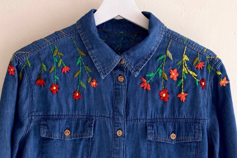 Handbestickte Blumen Jeanshemd Handbestickte Blumen Jeanshemd von MagiayEfecto