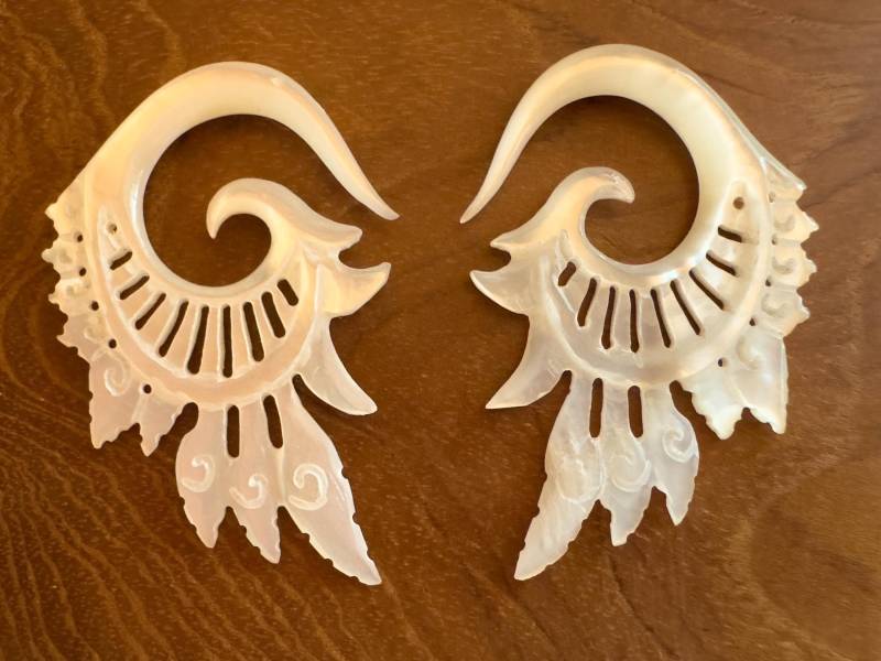 Bali Ear Hangers Carved Shell Wing Shaped Handmade Balinese Jewelry, Boho, Art Deco 62mm Bali Ear Hangers Carved Shell Wing Shaped Handmade Balinese Jewelry, Boho, Art Deco 62mm von BaliMoonSilver