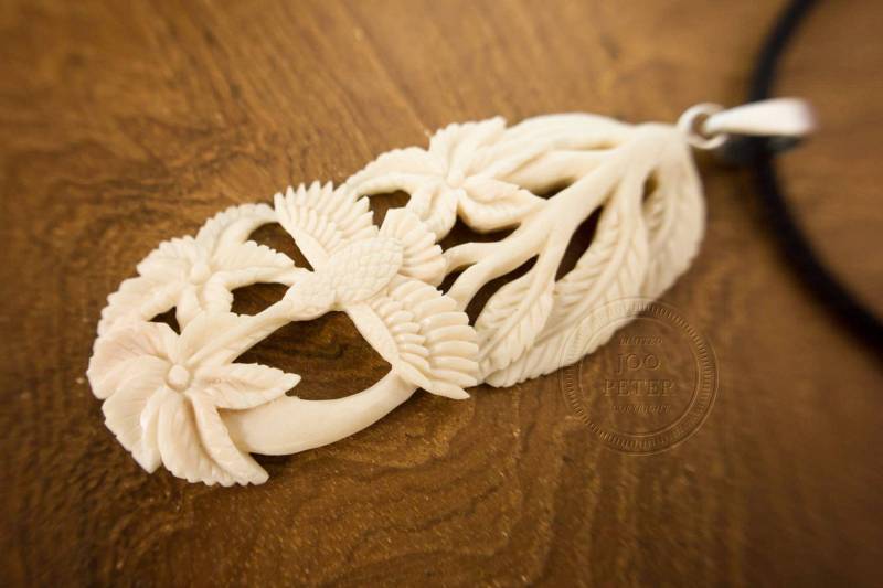 Kolibri Bird Rainforest Flower Nipping Hand-Carved in Bali Pendant Personalised Gift von BaliMoonSilver