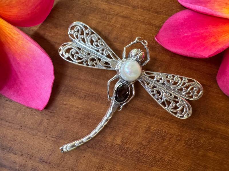 Large Silver Dragonfly 925 Sterling Brooch & Pendant With Sweat Water Pearl & Smokey Brown Garnet Large Silver Dragonfly 925 Sterling Brooch & Pendant With Sweat Water Pearl & Smokey Brown Garnet von BaliMoonSilver