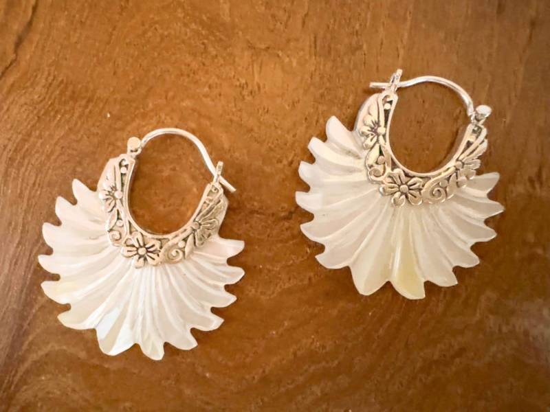 Ocean Shell Feather Flower Fan Earrings Set in Sterling Silver Hand-Carved Bali Personalised Gift von BaliMoonSilver