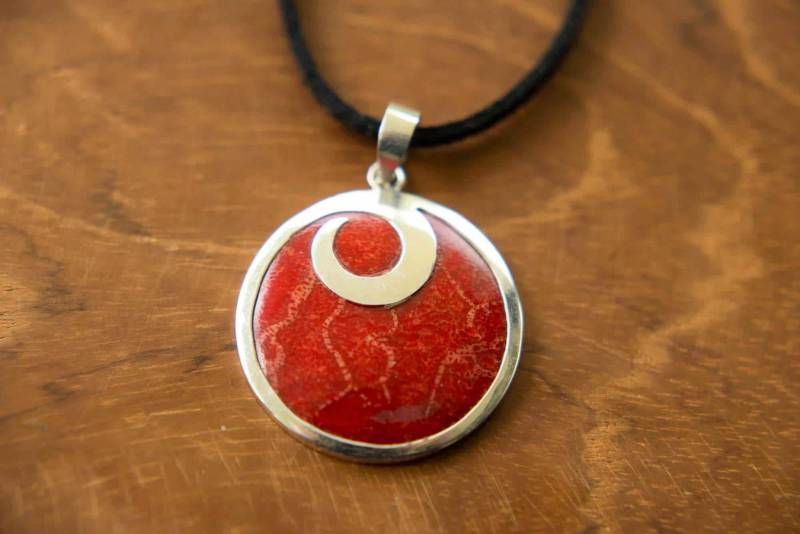 Silver Spiral On Red Root Coral Pendant Silver Spiral On Red Root Coral Pendant von BaliMoonSilver