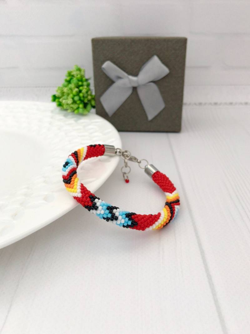 Rote Perlen Native Style Armband Bunte Boho Ethno American Häkelperlen Multicolor Unisex von MagicBeadsStore