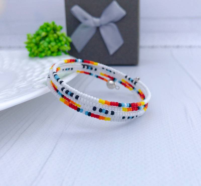 Weiß & Bunt Native Style Armband Memory Wire Boho Saatperlen 5 Richtung Strang West American Schmuck von MagicBeadsStore