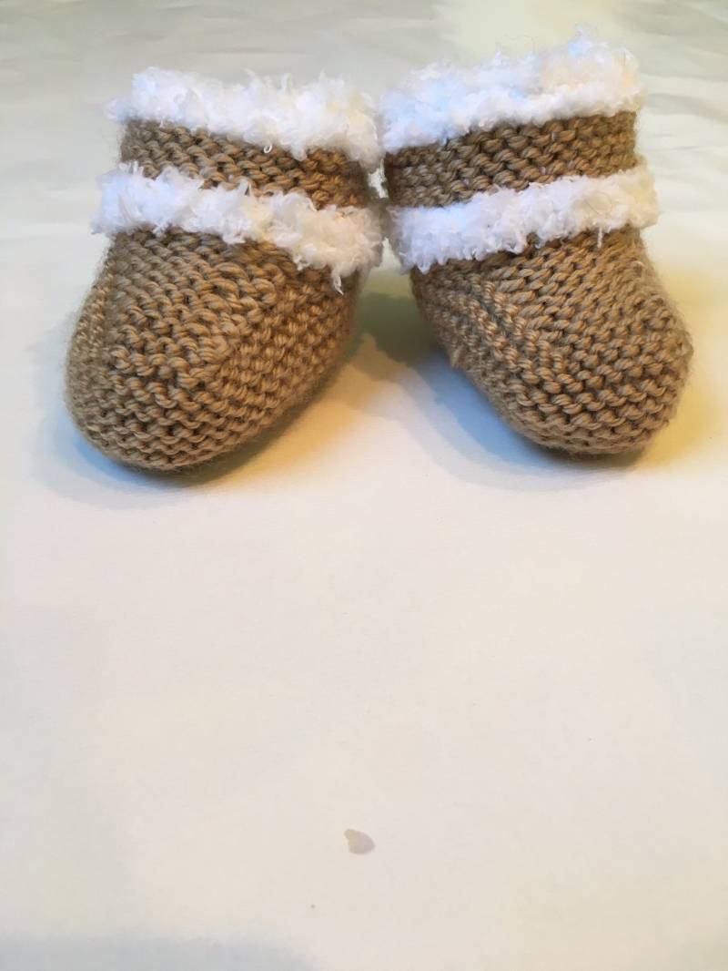 Baby Uggs in Braun Handgestrickt, Um Ihr Stilvoll Aussehen Zu Lassen Drei Monate Alt von MagicBeansFarm