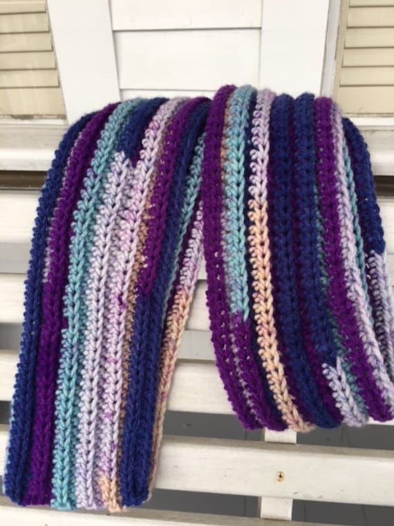 Mehrfarbiger Wollschal, Lila, Pink Und Blues Mehrfarbiger Wollschal, Lila, Pink Und Blues von MagicBeansFarm