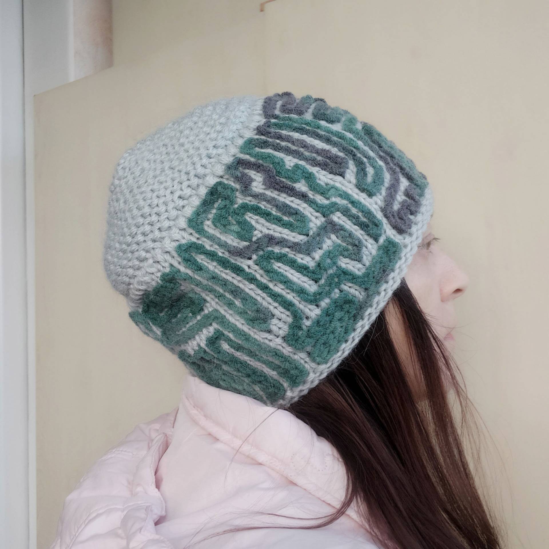 Eine Weiche Warme Handgestrickte Frauenmütze Mit Handgefertigter Farbverlaufsstickerei, Multicolor-Mütze Graugrün. Winter Strick Wolle Melange Beanie von MagicCrochetStyle