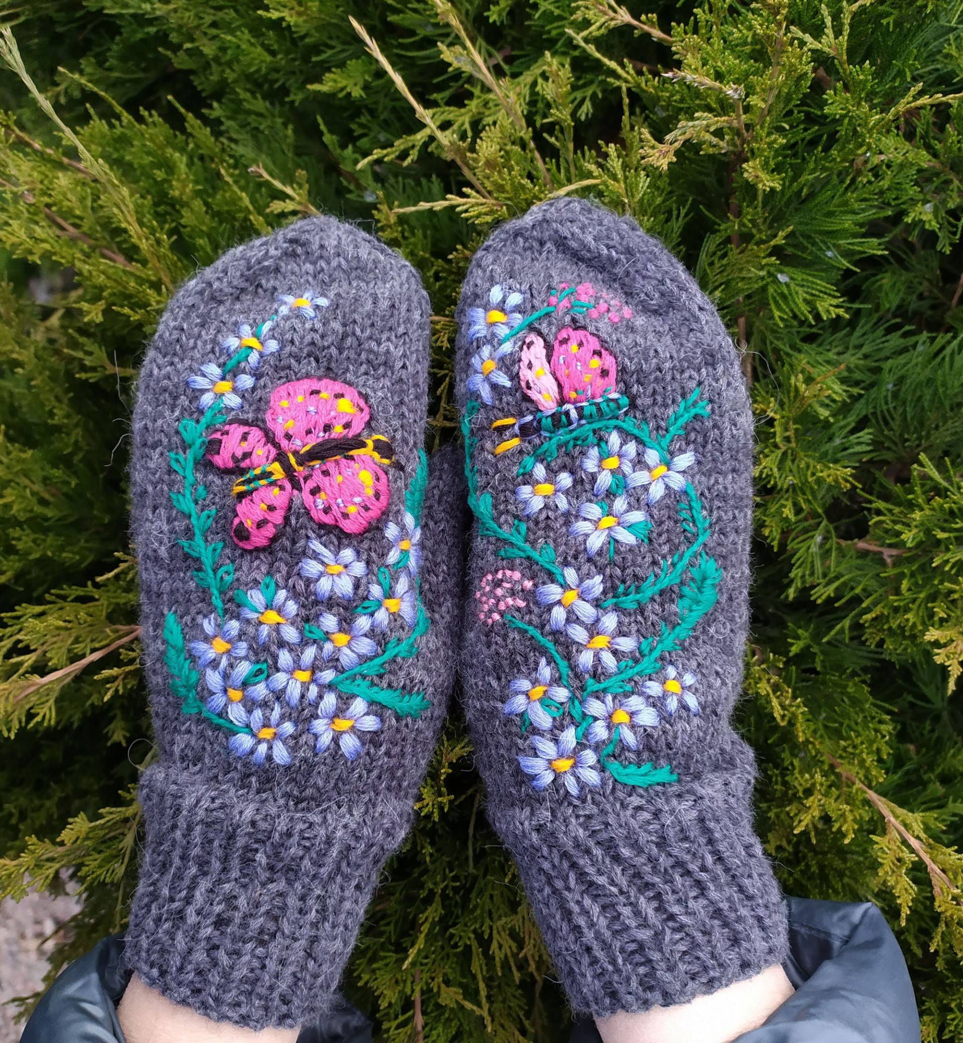 Gestickte Handschuhe, Gestickte Blume Frauen Handwärmer, Winter Schmetterling Graue Wolle Handschuhe von MagicCrochetStyle