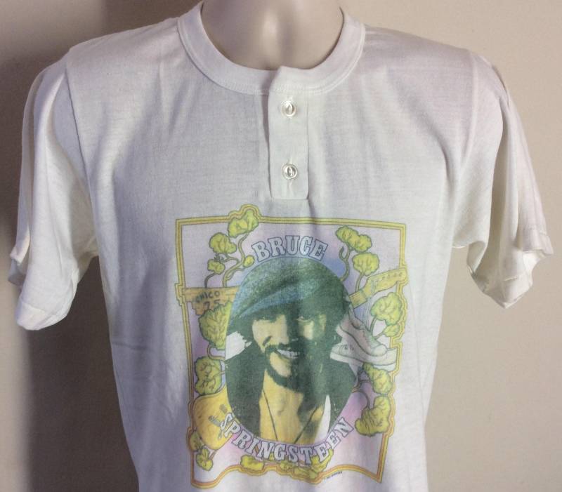 Vtg 1976 Neu Mit Etikett Bros Springsteen Henley Kragen T-Shirt Weiß S/M 70S Classic Rock Deadstock Vtg 1976 Neu Mit Etikett Bros Springsteen Henley Kragen T-Shirt Weiß S/M 70S Classic Rock Deadstock von MagicFlyVintage