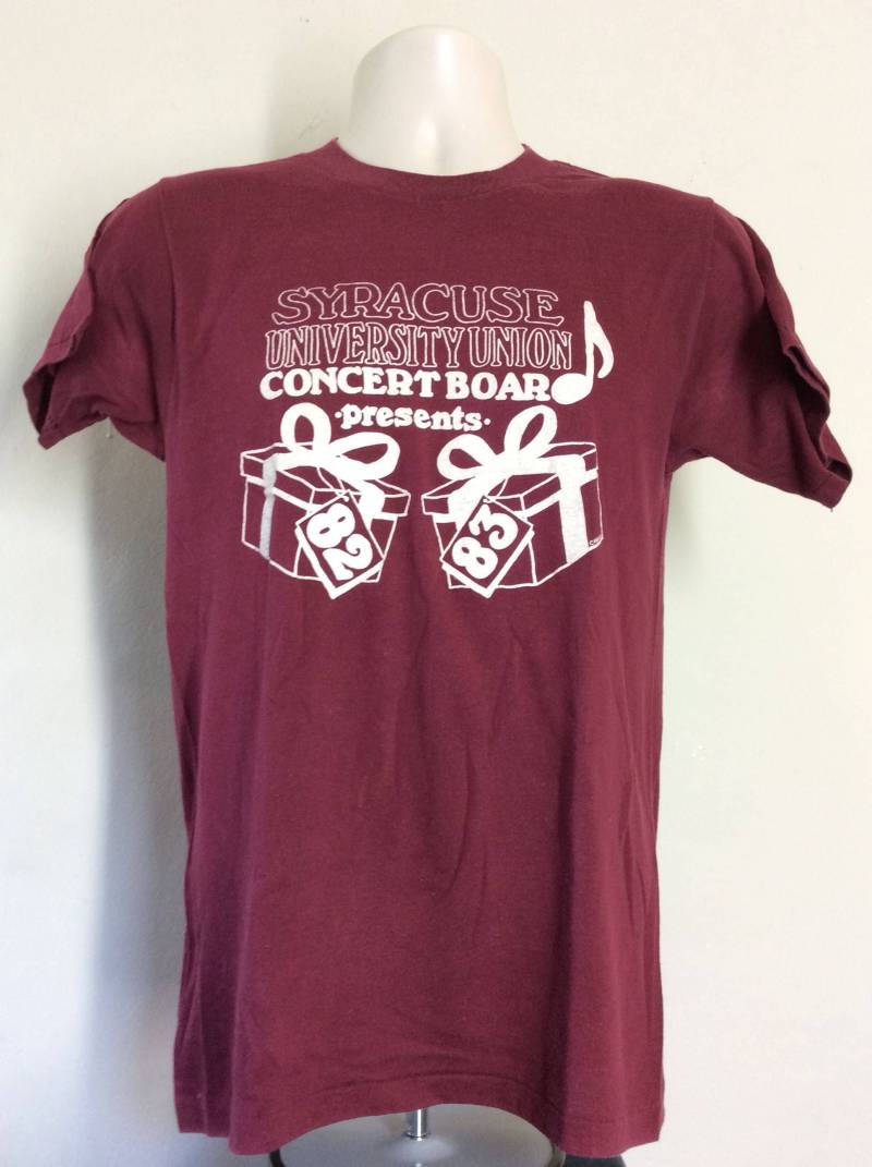 Vtg 1982 Syracuse University Konzert T-Shirt S/M 80Er Jahre Johnny Thunders Miles Davis Adam Ant Thompson Zwillinge Vtg 1982 Syracuse University Konzert T-Shirt S/M 80Er Jahre Johnny Thunders Miles Davis Adam Ant Thompson Zwillinge von MagicFlyVintage