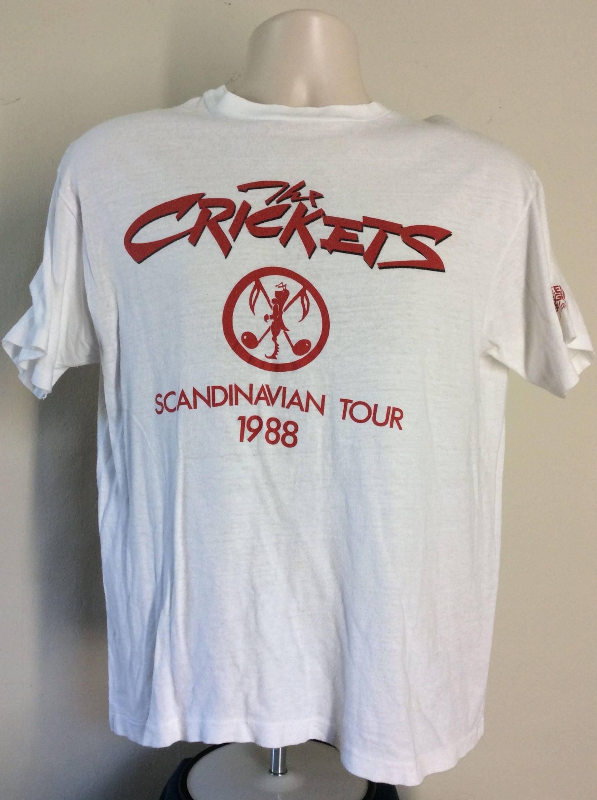 Vtg 1988 The Crickets Scandinavian Tour Konzert T-Shirt Weiß M/L 80S Rockabilly Buddy Holly Vtg 1988 The Crickets Scandinavian Tour Konzert T-Shirt Weiß M/L 80S Rockabilly Buddy Holly von MagicFlyVintage