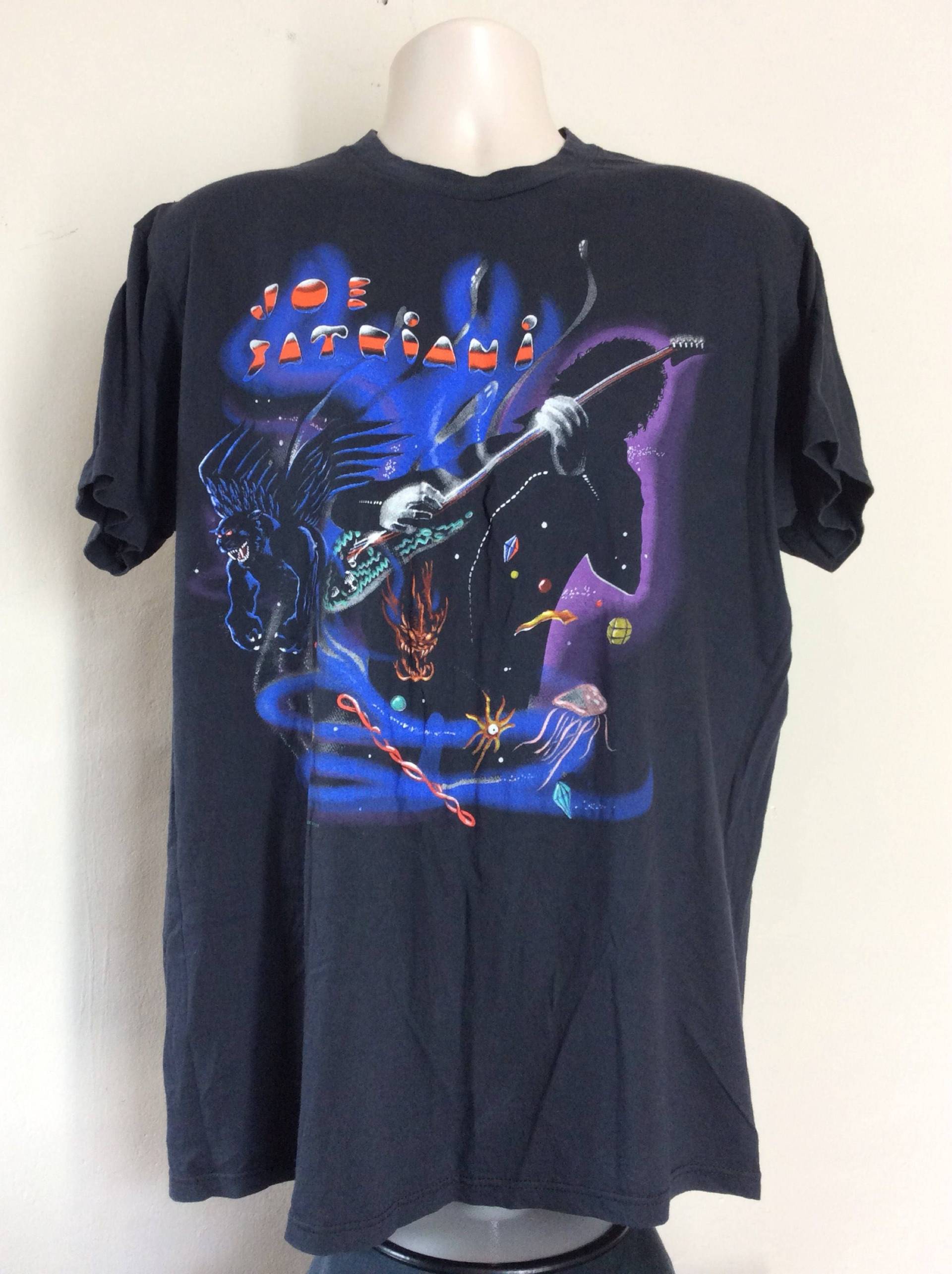 Vtg 1990 Joe Satriani Dreaming in A Blue World Konzert T-Shirt Schwarz Xl 90Er Jahre Classic Gitarre Rock Vtg 1990 Joe Satriani Dreaming in A Blue World Konzert T-Shirt Schwarz Xl 90Er Jahre Classic Gitarre Rock von MagicFlyVintage
