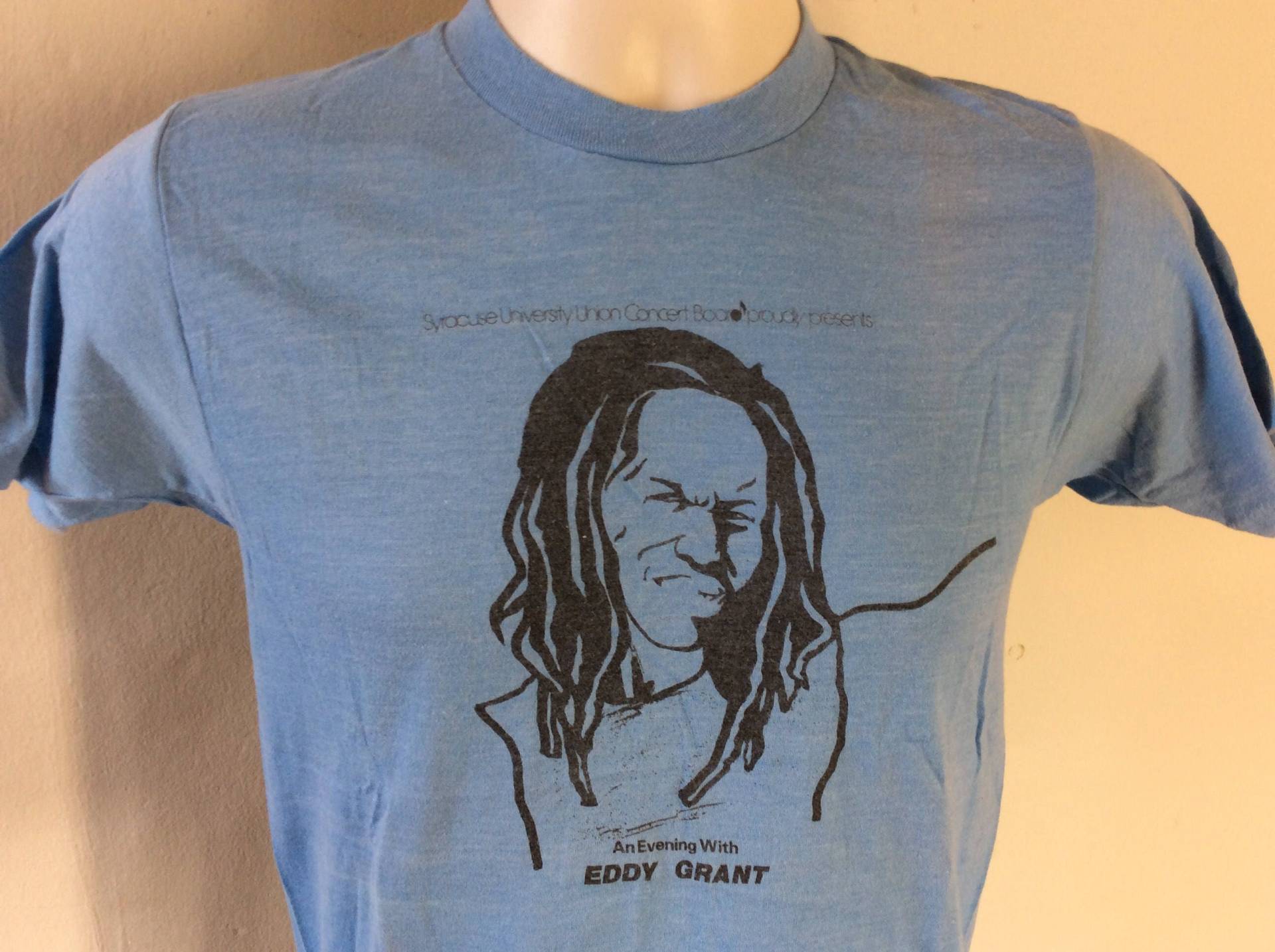 Vtg 80S Eddy Grant Konzert T-Shirt Blau S/M Screen Stars Pop Reggae Electro Musik Syracuse University Vtg 80S Eddy Grant Konzert T-Shirt Blau S/M Screen Stars Pop Reggae Electro Musik Syracuse University von MagicFlyVintage