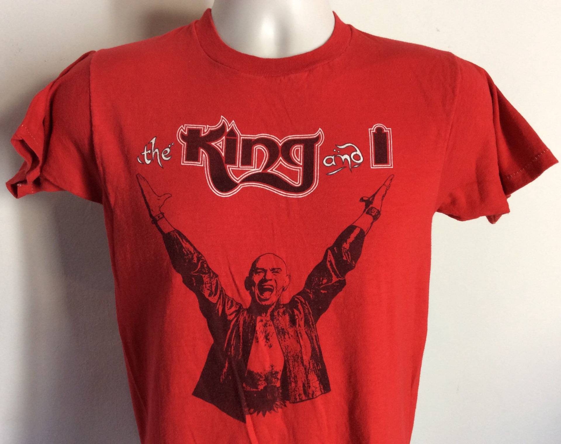 Vtg Anfang Der 80Er Jahre The King & I T-Shirt Rot S/M Screen Stars Broadway Musical Play Show Vtg Anfang Der 80Er Jahre The King & I T-Shirt Rot S/M Screen Stars Broadway Musical Play Show von MagicFlyVintage