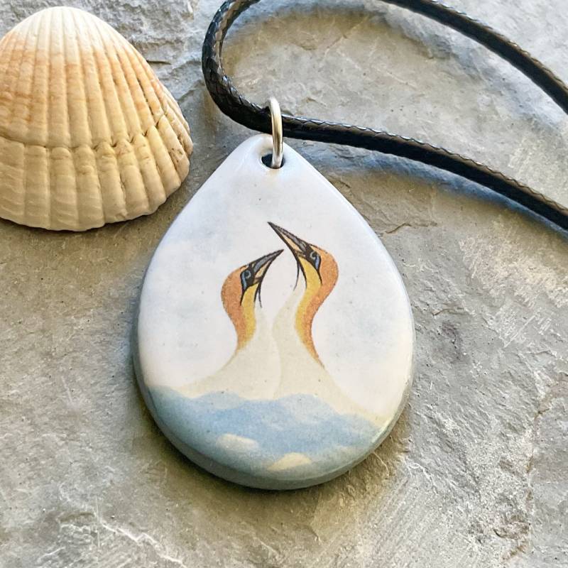 Die Umwerbende Gannett - Handgemachte Keramik-Halskette Mit Den Umwerbenden Gannets Seevogel-Anhänger Handgemacht in Wales von MagicGardenCeramics