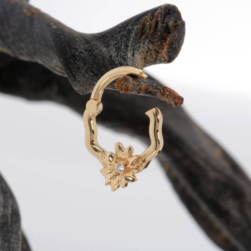 Blume Knorpel Ohrring 14K Solid Gold Weiß Diamanten Daith Piercing Helix Hoop von MagicHammer