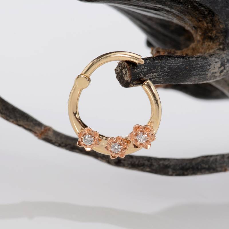 Helix Blume Ohrring 14K Solid Gold Septum Clicker Weiße Diamanten Nasenring Benutzerdefinierte Piercing Schmuck Daith Hoop Ohrmanschette von MagicHammer