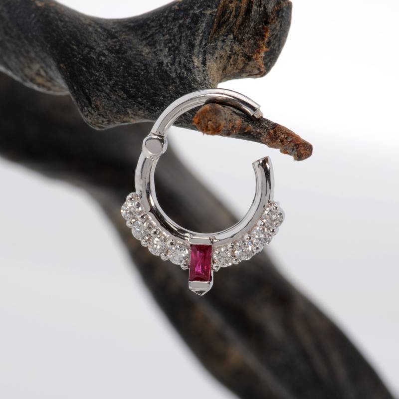 Knorpel Septum Clicker 14K Solid Gold Weiße Diamanten Baguette Rubin Helix Ohrring Daith Hoop von MagicHammer