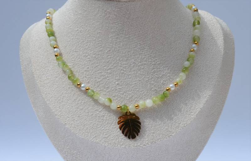 Green Peridot Necklace With Leaf Pendant | Boho Gemstone Jewelry Handmade Green Peridot Necklace With Leaf Pendant | Boho Gemstone Jewelry Handmade von MagicJewelsJulie