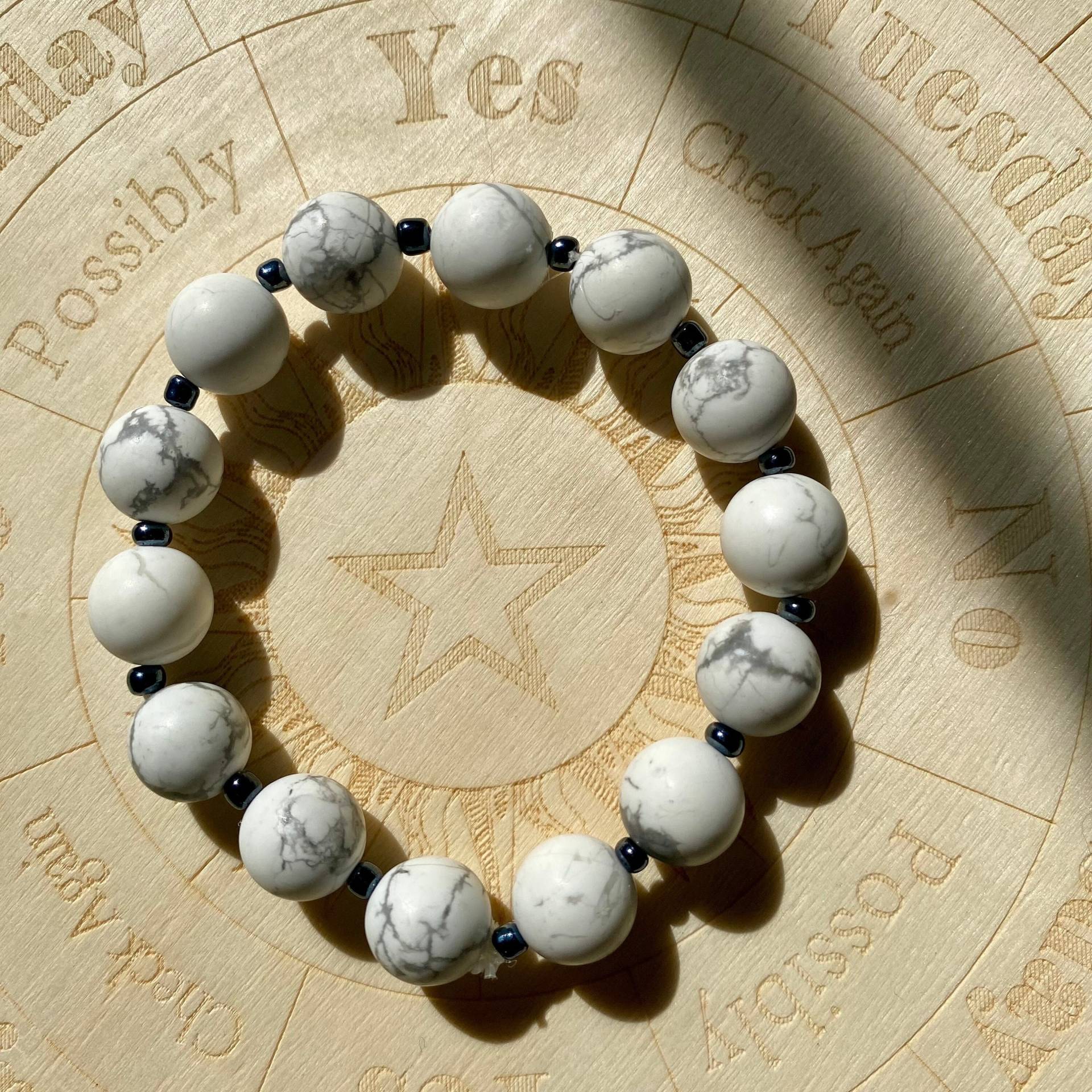 Howlite Armband | Stretch-Armband Perlen Kristall Howlith Schmuck Howlite Armband | Stretch-Armband Perlen Kristall Howlith Schmuck von MagicMadeCrystals