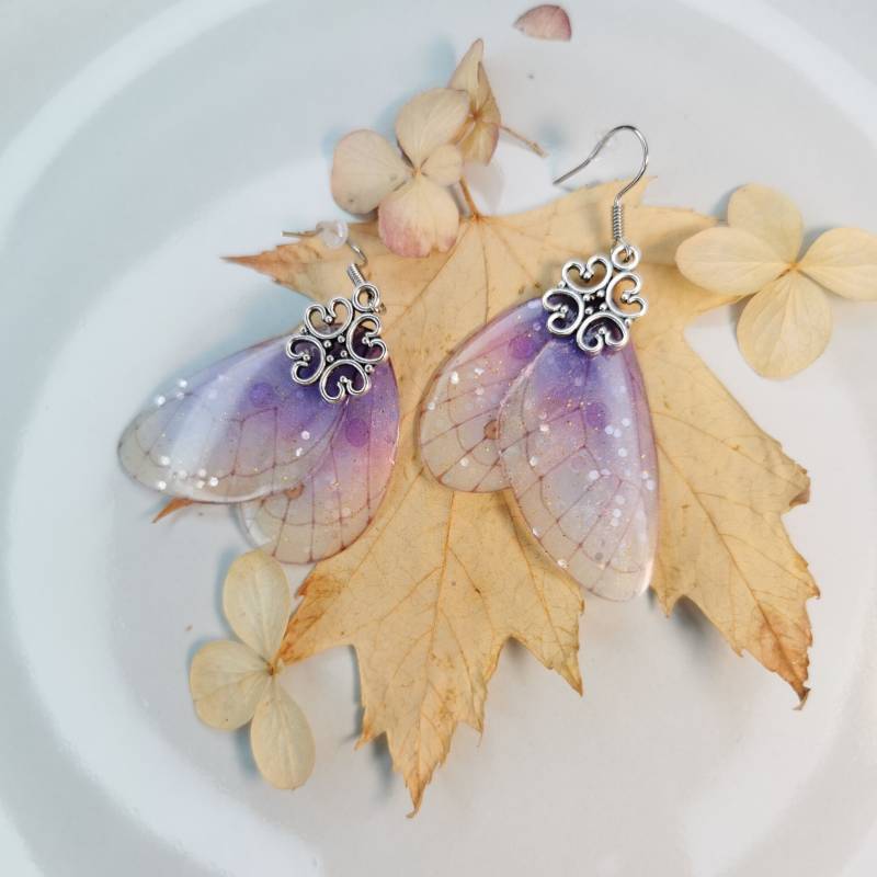 Schmetterling Ohrringe Hänger Mit Dezentem Glitzer Frühling Sommer von MagicMagpieMarket