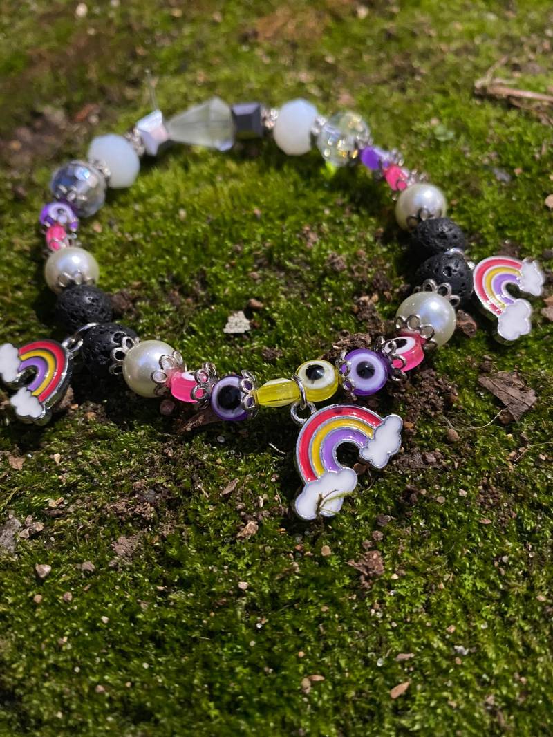 Lavaperlen, Nazarauge, Recycelte Perlen Und Regenbogen Charm Armband von MagicMoondog