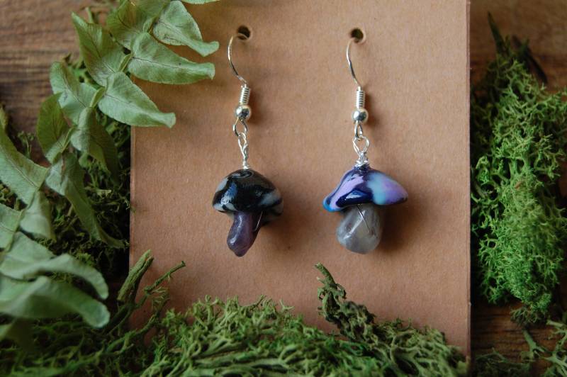 Dunkle Pilz Ohrringe Mit Echtem Edelstein von MagicMushroomMeadow