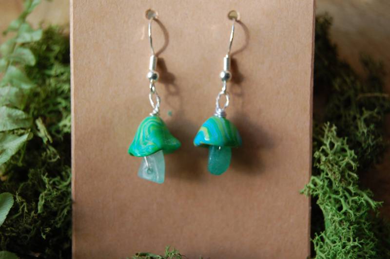 Grüne Pilz Ohrringe Mit Echten Edelsteinen von MagicMushroomMeadow