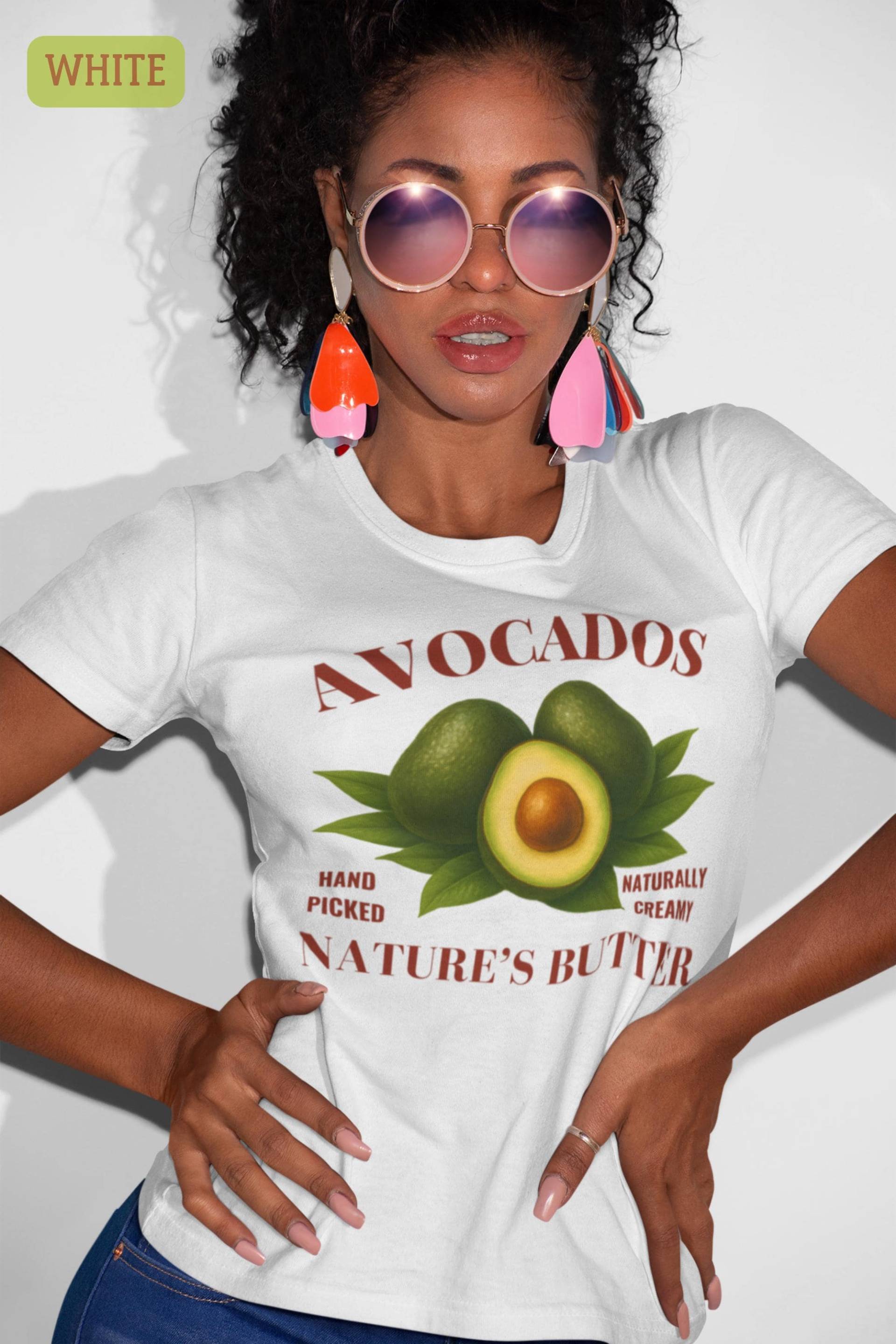 Avocado Vintage T-Shirt - Retro Wochenmarkt Anzeige, „Butter Der Natur" Grafik, Unisex Baumwolle Avocado Vintage T-Shirt - Retro Wochenmarkt Anzeige, „Butter Der Natur" Grafik, Unisex Baumwolle von MagicPixelsBoutiq
