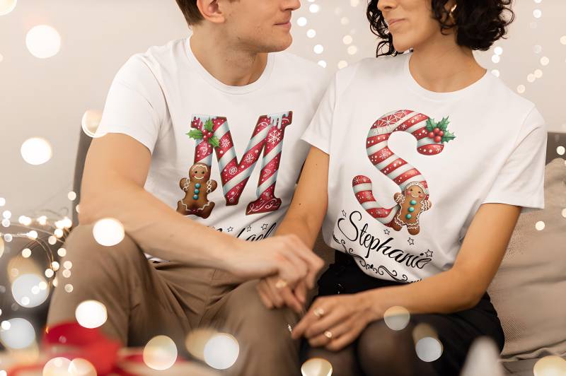 Partnerlook Weihnachten - Personalisiertes Shirt Oder Sweatshirt Mit Initiale Und Name, Gemütliche Unisex Passform von MagicPixelsBoutiq