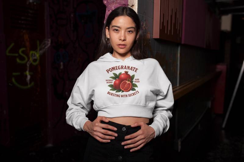Retro Granatapfel Cropped Hoodie | Vintage Obst Damen Kapuzenpullover Trendiges Streetwear Geschenk Für Foodies & Fans von MagicPixelsBoutiq