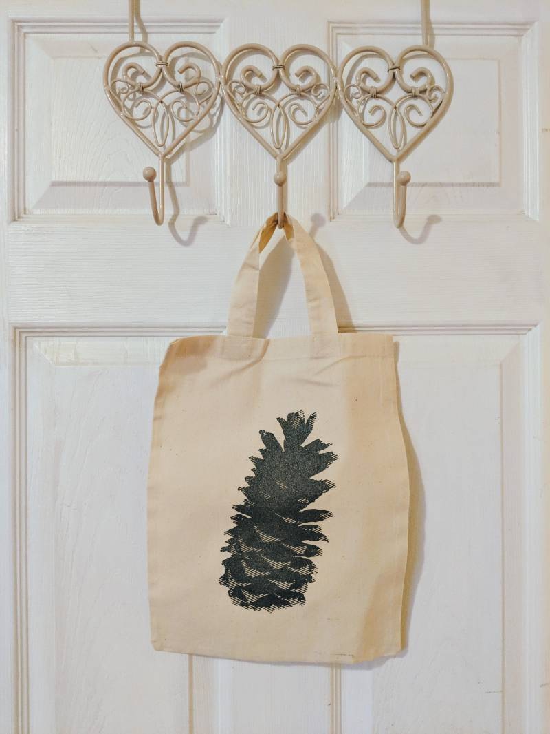 Siebdruck Suger Pine Cone-Eco-Bag - Klein von MagicPurpleStone